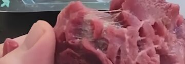 Supermarkten doen alles om winst te maken: Man vindt ‘vleeslijm’ in biefstuk