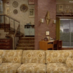 Deze oude bank stond jarenlang op tv, herken jij uit welk legendarisch programma dit decor komt?