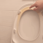 Gele vlekken op je wc-bril? dit simpele keukenmiddel maakt hem weer spierwit
