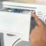 Niet iedereen weet waar het derde spoelbakje in de wasmachine voor dient: wij vertellen het je