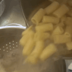 Waarom je pasta nooit moet afgieten in een zeef (en hoe het wél hoort)