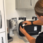 Ze legt haar Airfryer op de zijkant om deze geniale truc uit te voeren