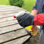 Ze sprayt haar tuintafel in met Dasty, en het resultaat is (schijnbaar) wonderbaarlijk