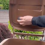 Hij plakte wat viltjes aan de binnenkant van de vuilnisbak, nu doet iedereen het!