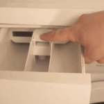 Zo makkelijk maak je het wasmiddelbakje van je wasmachine schoon