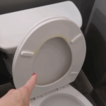Hoe verwijder je gele vlekken van je toiletbril? Zo krijg je hem weer stralend wit