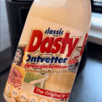 Haar Airfryer is vies en vet. Kijk eens wat er gebeurt wanneer ze Dasty erop spuit!