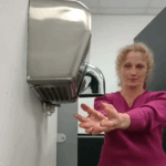 Vrouw test hoeveel bacteriën er uit een handdroger komen? Het resultaat schokt je!