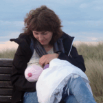 Ze geeft openbaar borstvoeding en ineens vraagt een vreemde zich te bedekken. Haar reactie is top!