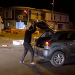 Toen deze vader zijn zoon weghaalde bij rellen werd hij gefilmd: wat een held!