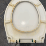 Maak je vergeelde toiletbril weer als nieuw met dit 2,74 euro kostende product van de Action