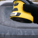 Met dit apparaat hoef jij nooit meer je lang je autoruiten te krabben!