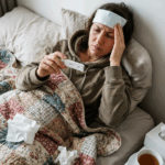 Dames: gevaccineerd tegen corona? Let er dan op als je deze klachten hebt!