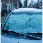 Vergeet krabben: met dit keukeningrediënt is je autoruit in 5 seconden ijsvrij! (GENIAAL!)