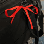 Pas op: daarom moet je NOOIT een lintje aan je koffer binden!