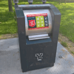 Dit is de reden waarom je NOOIT je oude kleding in textielbakken moet gooien!