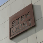 Gemeente Amsterdam laat 150 jongeren en 150 asielzoekers samenwonen en het loopt niet helemaal als gepland