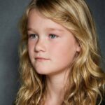 Moeder herkent het jasje van haar vermiste dochter tussen de spullen van de buren (kippenvel!)