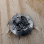 Zo verwijder je een dolgedraaide schroef: 3 simpele trucs die echt werken