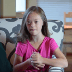 Artsen zeiden: “plaats haar in een instelling” : nu is dit meisje met downsyndroom topmodel!