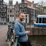 Milan (25): “Mijn ouders zeggen dat ik lui ben, maar hun generatie had het makkelijk.”