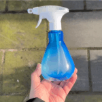 Groene aanslag weg met deze keukenkast-truc: dit giet je over je terras (nooit geweten!)