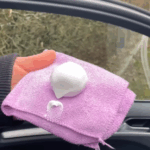 Smeer dit scheerschuim op je autoruit en kijk wat er gebeurt