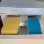 Bijna niemand kent deze simpele truc met sponsjes in de wasmachine