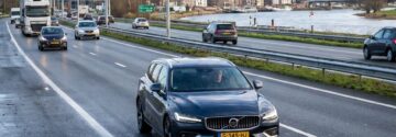 Politie deelt tientallen boetes uit aan linksrijders