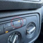 Bijna niemand gebruikt dit knopje in de auto, terwijl het juist geld kan besparen