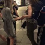 Vrouw blijft agent provoceren, maar krijgt uiteindelijk keiharde karma