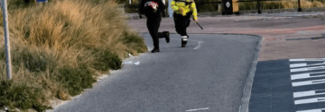 Vrouwelijke agente op Scheveningen is er klaar mee en grijpt keihard in