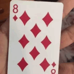 Wacht even… Zie jij de derde 8 op dit speelkaart? Wij kwamen er niet uit