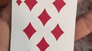 Wacht even… Zie jij de derde 8 op dit speelkaart? Wij kwamen er niet uit