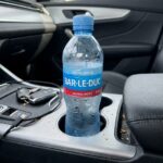 Dit is de reden waarom je nooit een flesje met water in een hete auto moet laten!