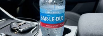 Dit is de reden waarom je nooit een flesje met water in een hete auto moet laten!