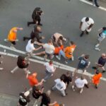 Beelden: Oranje-fan gaat hard tegen de grond na confrontatie met Marokko-supporters