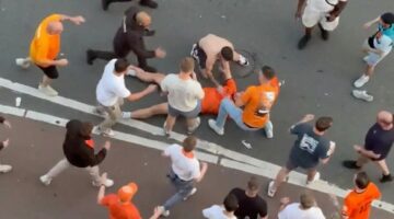 Beelden: Oranje-fan gaat hard tegen de grond na confrontatie met Marokko-supporters