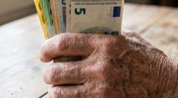 Zoveel spaargeld hebben 65-plussers gemiddeld op de bank staan: kan jij raden hoeveel?