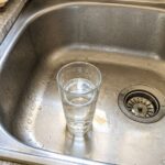 Slimme vakantietruc gaat viraal: zet vóór vertrek een glas water in je gootsteen