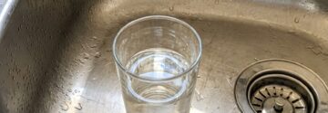Slimme vakantietruc gaat viraal: zet vóór vertrek een glas water in je gootsteen