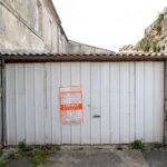 Je denkt dat dit een doodgewone garage is… maar wacht tot je ziet wat er achter de deur zit!