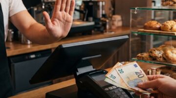 Contant betalen wordt steeds lastiger: bij deze winkels en bedrijven kun je alleen nog pinnen